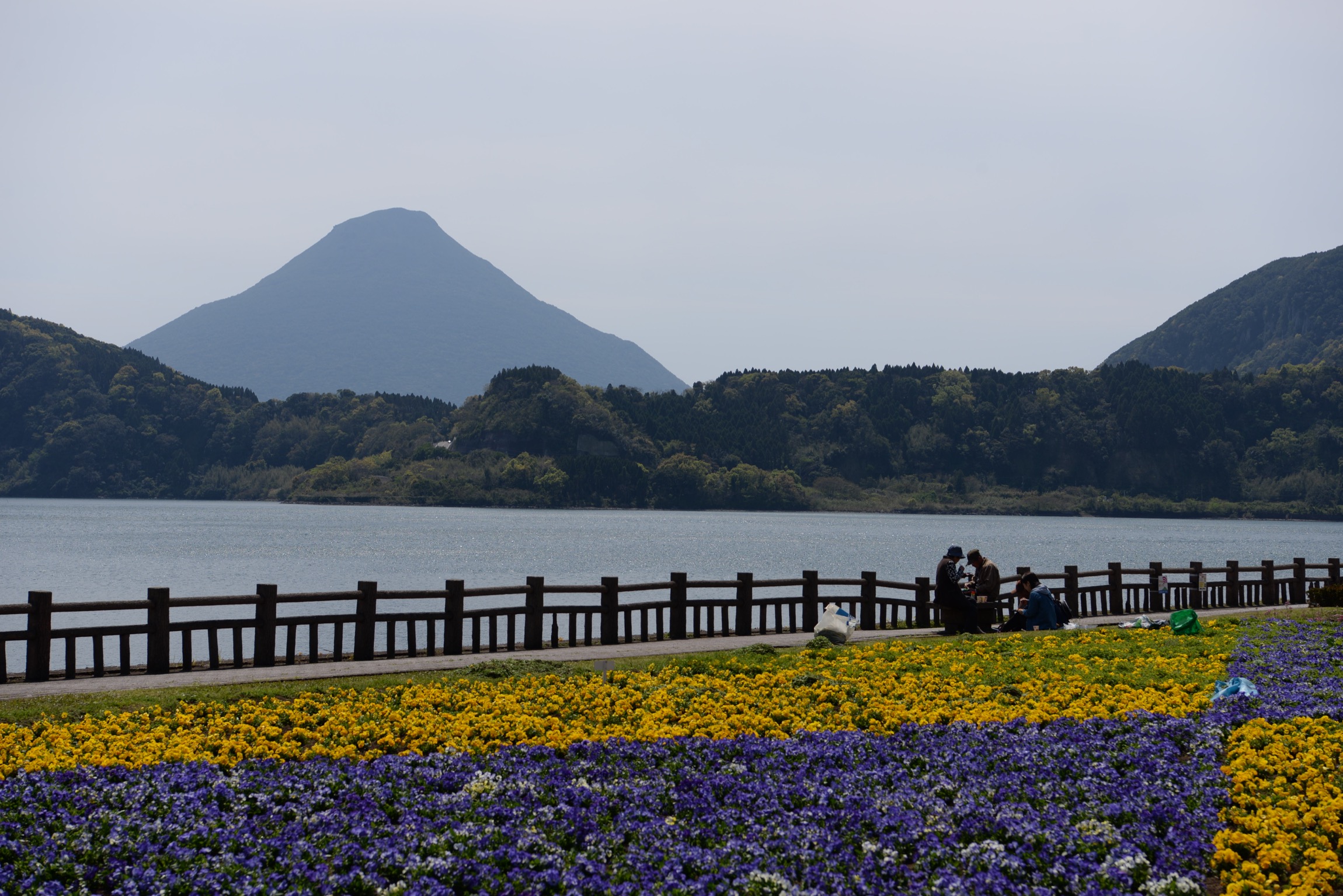 池田湖より開聞岳を望む